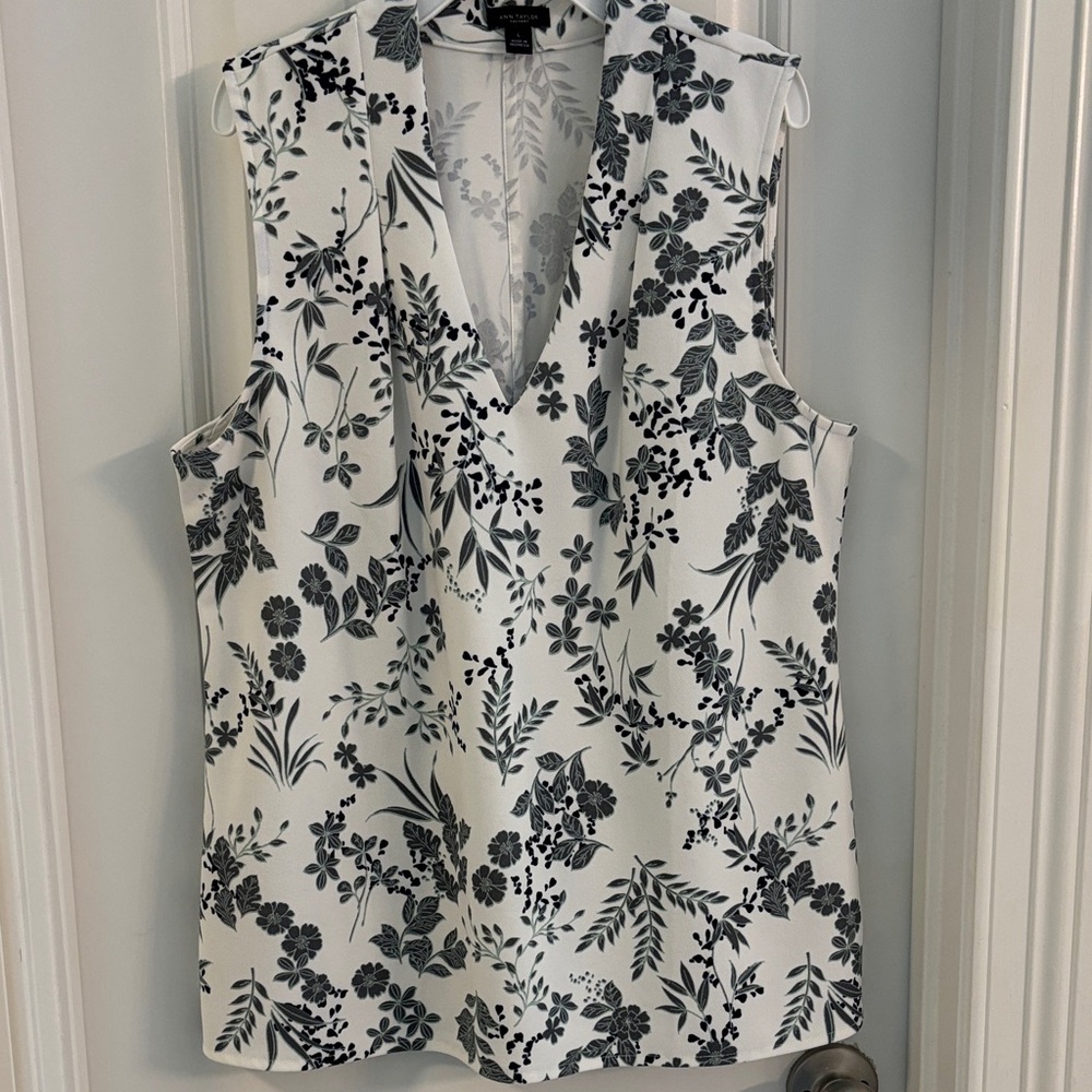 Ann Taylor Black and White Floral V-Neck Blouse